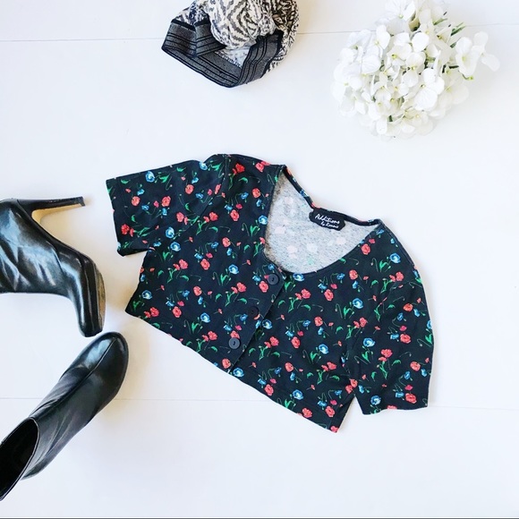 - 3/$20 Vintage 90s Floral Print crop top - Picture 1 of 5